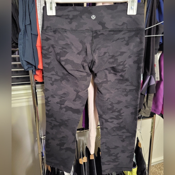 Lululemon Cropped *black camo* 20" inseam - Picture 2 of 3